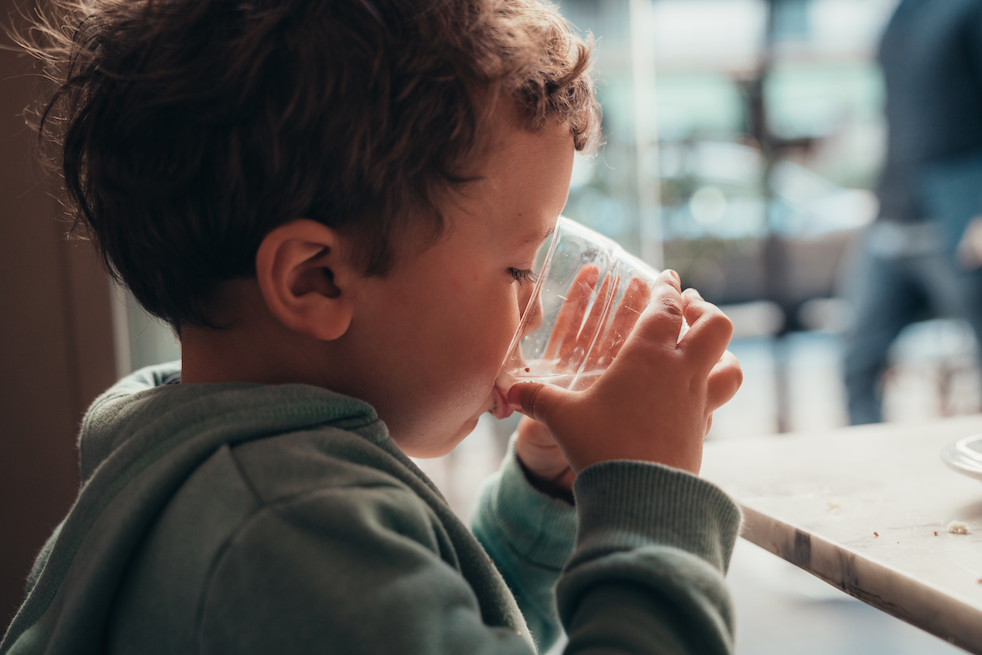 Importancia del agua purificada para los niños