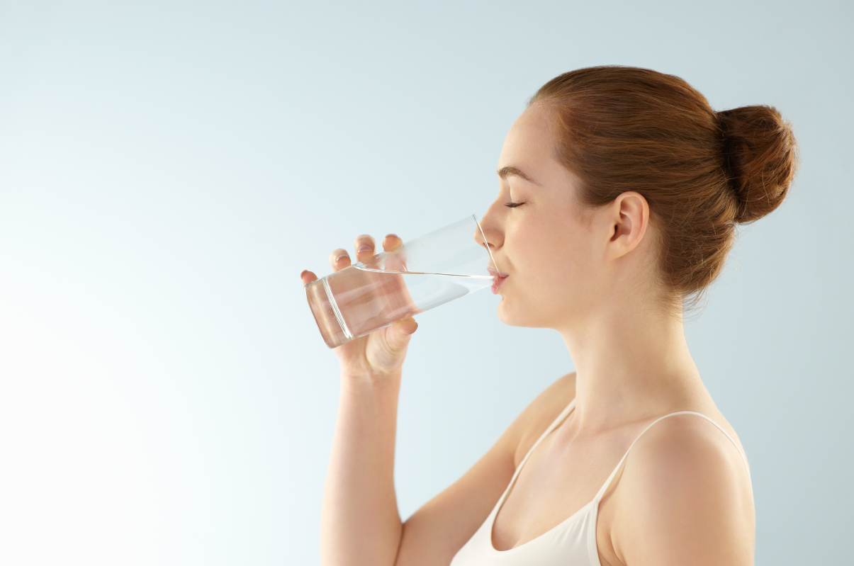 5 beneficios del agua alcalina en el cuerpo