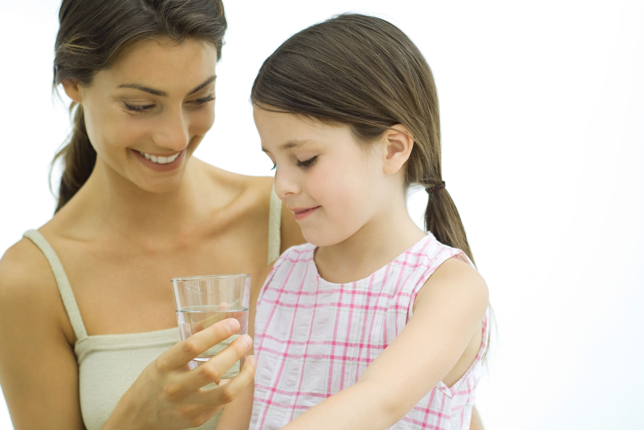 5 beneficios de tomar agua para niños