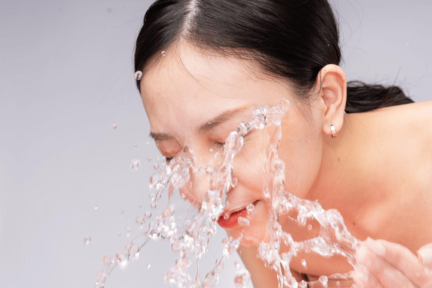El agua y la belleza: Los beneficios de la hidratación en tu cuerpo, piel y cabello