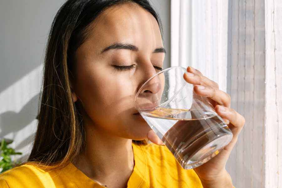 mujer tomando agua de calidad con bebbia